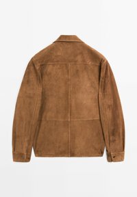 Braune Wildlederjacke mit klassischem Kragen, langen Ärmeln und geknöpften Manschetten. Glatte Textur mit feinen Nahtdetails auf dem Rücken.