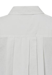 Witte linnen shirt met een klassieke kraag, voorzien van een verticale plooi aan de achterkant voor textuur en ontwerp. Minimalistische en schone uitstraling.