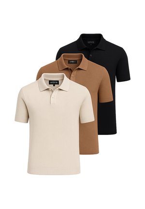 Trois polos à manches courtes en beige, marron et noir. Texture en maille avec des ourlets et des cols côtelés. Design et coupe uniformes.