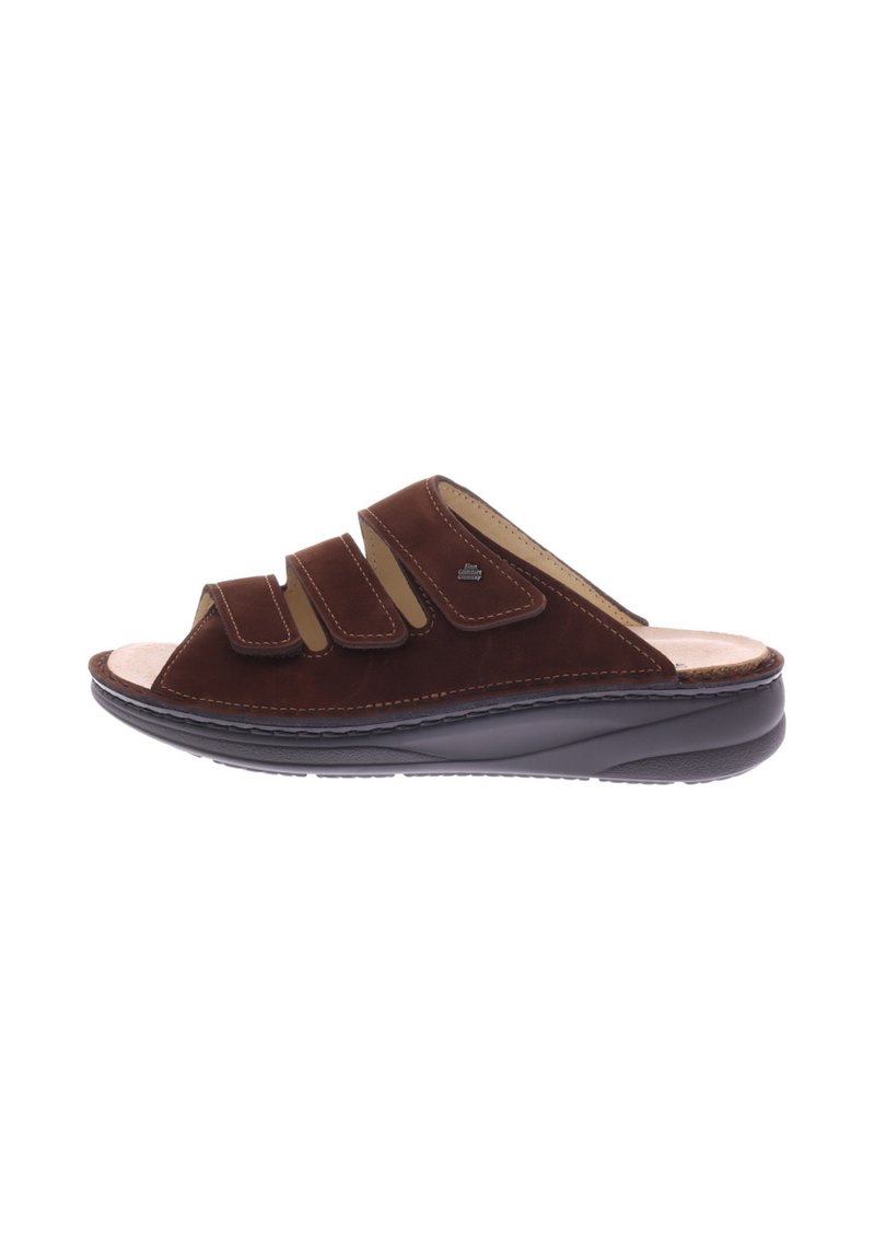 Bruine slippers met drie verstelbare klittenbandsluitingen, open teen ontwerp, gladde suede bovenkant en een opgevulde, gestructureerde binnenzool. Lichtgewicht buitenzool.
