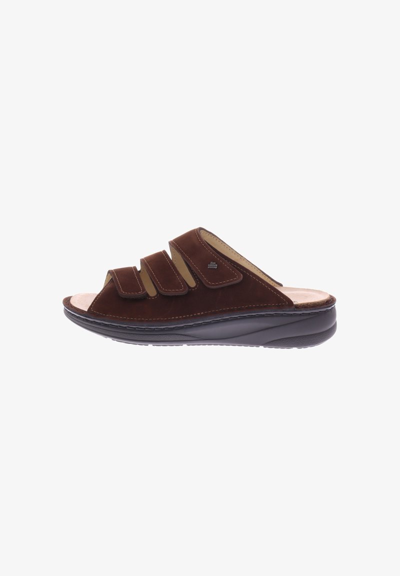 Bruine slippers met drie verstelbare klittenbandsluitingen, open teen ontwerp, gladde suede bovenkant en een opgevulde, gestructureerde binnenzool. Lichtgewicht buitenzool.