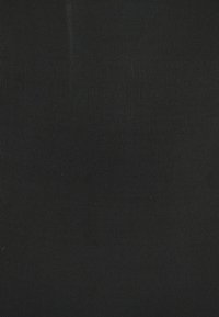 Tissu côtelé noir avec une texture lisse et extensible, présentant des lignes verticales. Le matériau est léger et convient aux vêtements ajustés.