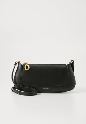 Sac bandoulière en cuir noir avec une texture lisse, des accents en métal doré, une fermeture éclair et un logo le long du bord inférieur.