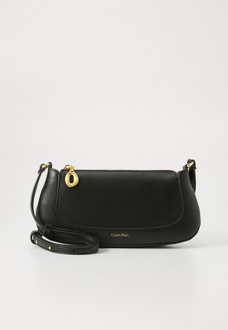 Geantă crossbody din piele neagră cu o textură netedă, accente din metal auriu, închidere cu fermoar și un logo pe marginea de jos.