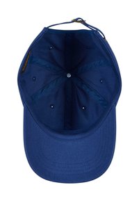 Cappello da baseball in cotone blu con visiera curva, cuciture visibili e fori di ventilazione. Interno con fodera in tessuto morbido e cinturino regolabile.