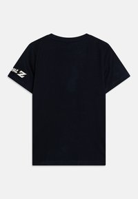 T-shirt en coton bleu marine à manches courtes, col rond, avec le texte "Dragon Ball Z" en blanc sur la manche gauche. Texture lisse, coupe classique.