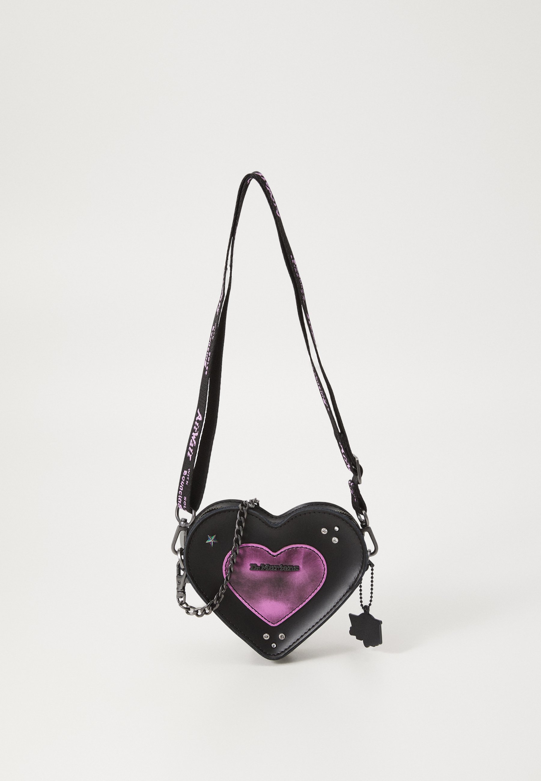 【Dr.Martens】ミニ ハート型 バッグ Bratz Dr.Martens 新作 BRATZ マイクロ ハート バッグ | ドクター