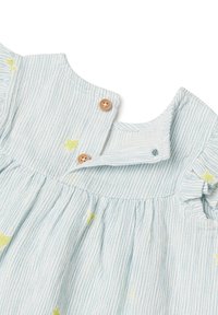 Abito di cotone azzurro chiaro con strisce bianche, stelle verdi ricamate, maniche a volant e chiusura con bottone di legno al collo.