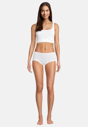 Brassière bianca in cotone con spalline sottili e un ampia fascia sottoseno, abbinata a slip hipster bianchi coordinati con un design morbido e senza cuciture.
