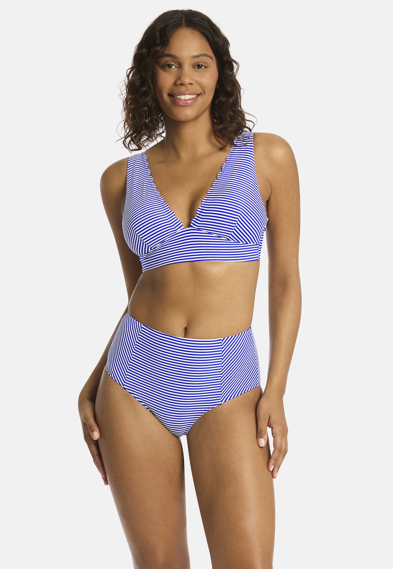 Niebiesko-biała bikini w paski z głębokim dekoltem V i wysoką talią. Materiał wydaje się gładki; ma szerokie ramiączka i prążkowaną teksturę.