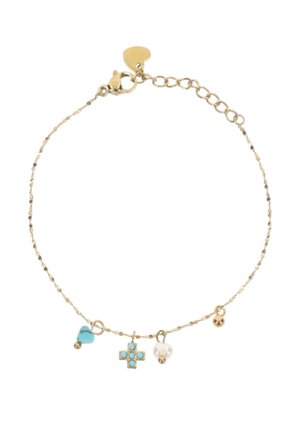 Fijne gouden armband met blauwe hart-, turquoise kruis-, witte parel- en kleine gouden kraalbedels, en een gouden hartvormige sluiting.