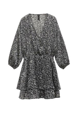 Texturiertes schwarz-graues Tiermusterkleid mit einem tiefen V-Ausschnitt, lockeren halben Ärmeln und einem schichtweise rüschierten Saum. Leichter Stoff.