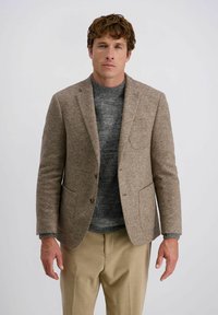 Brauner Hahnentrittmuster-Blazer mit Revers, zwei Knöpfen, seitlichen Taschen und einem grauen Wollpullover darunter, kombiniert mit beigen Hosen.