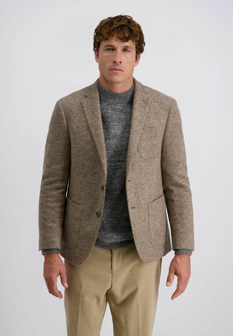 Brauner Hahnentrittmuster-Blazer mit Revers, zwei Knöpfen, seitlichen Taschen und einem grauen Wollpullover darunter, kombiniert mit beigen Hosen.