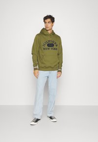 Tommy Hilfiger MONOTYPE COLLEGIATE HOODIE - Felpa - putting green