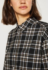 Tommy Jeans CHECK OVERSHIRT - Blusa - black