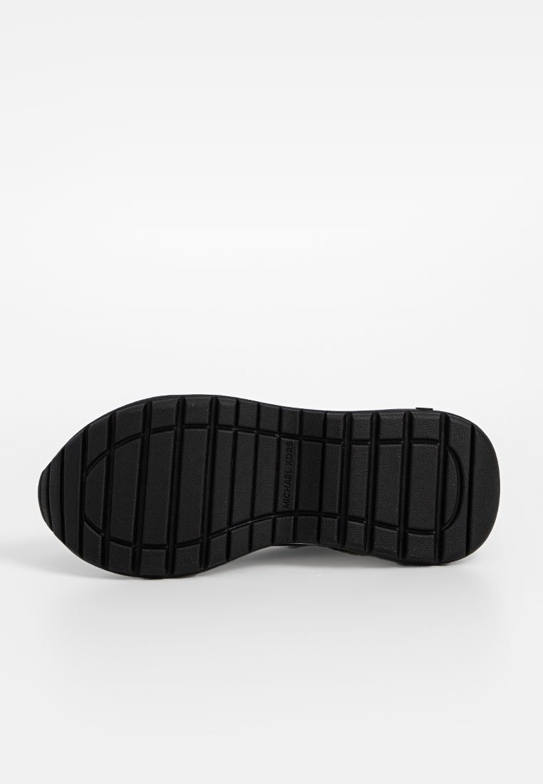 Zwarte sneakerzool met een gestructureerd loopvlakpatroon, met een verhoogd ontwerp voor grip en een gladde afwerking op het teengebied.