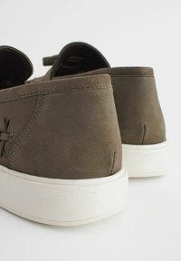 Next TASSEL REGULAR FIT - Polobotky - khaki green