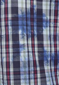 Karierter Stoff in Marineblau, Blau, Grün und Rot, mit einer Mischung aus horizontalen und vertikalen Linien und einer weichen, strukturierten Oberfläche.