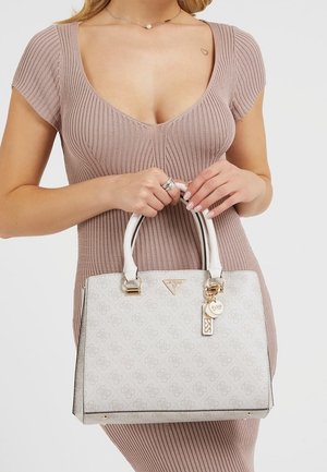 Beżowa, strukturalna torebka z wzorem logo; posiada białe uchwyty, złote okucia i dekoracyjny charms. Gładka faktura, elegancki design.