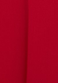 Tejido rojo con una textura suave y un ligero brillo, que presenta un diseño liso sin patrones ni adornos.