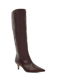Bordeaux leren kniehoge laars met een spitse neus, slank ontwerp en een kleine hak, met een gladde textuur en minimale details.