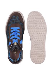 Sneakers con lacci, dalla tomaia a motivo marrone e blu, con lacci blu, suola in gomma rigata e apertura con zip.