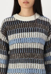 Vero Moda VMTIFFANY O NECK  - Strikkegenser - birch/chocolate torte/allure