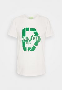 Biała bawełniana koszulka z krótkim rękawem, posiadająca duży zielony symbol recyklingu z napisem "DIESEL" i "1978" na środku, okrągły dekolt.