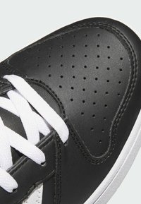 adidas Sportswear CLASSIC  - Basketbalová obuv - core black   cloud white   cloud white