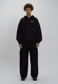 LOW LIGHTS STUDIOS® SANDED LOGO ZIPPER HOODIE - Felpa con zip - black