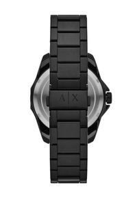 Schwarze Edelstahluhr mit einem Gliederarmbanddesign, das ein rundes Gehäuse und das Logo "A|X" auf der Schließe eingraviert hat.