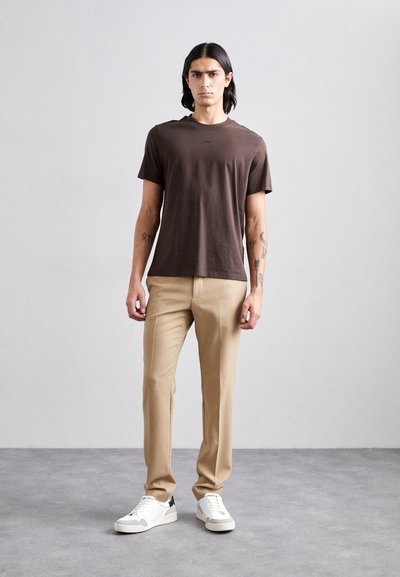 sandro TEE - Pamata T-krekls - marron foncé