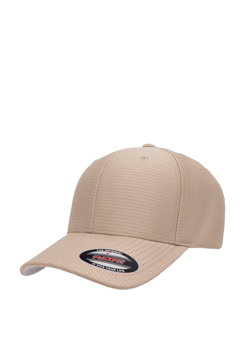 Beige honkbalpet gemaakt van textuurstof, met een gebogen klep en een ronde kroon, met een zwart en rood logo-label aan de voorkant.