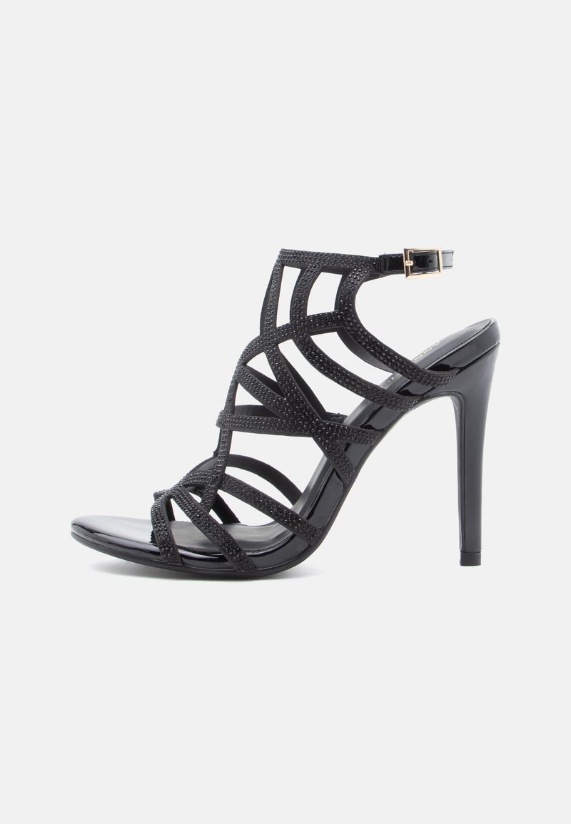 Sandal de salto alto preto com design com tiras, apresentando material texturizado, ponta aberta e uma tira ajustável no tornozelo com fivela.