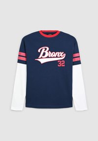 Granatowa koszula z długim rękawem i białymi rękawami, z napisem "Bronx" oraz numerem "32" w grubym czerwonym druku oraz różowymi paskami na rękawach. Wykonana z bawełny.