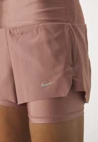 Nike Performance SWIFT SHORT - Sportske kratke hlače - smokey mauve