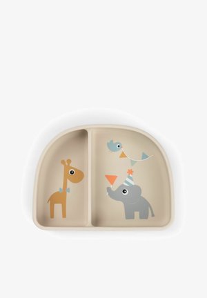 Piatto in silicone divisibile beige con illustrazioni di una giraffa marrone e un elefante grigio con cappellini da festa, e un uccellino blu.
