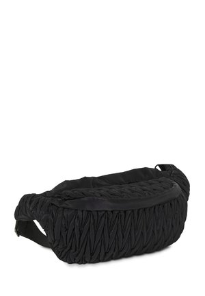 Juoda paminkštinta juosmens rankinė su suveltu audinio tekstūra ir reguliuojama dirželine juosta su sagties užsegimu.