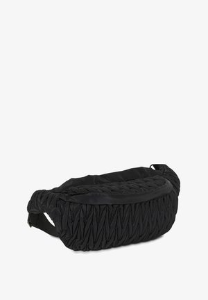 Riñonera negra acolchada con textura de tela fruncida y correa ajustable con cierre de hebilla.