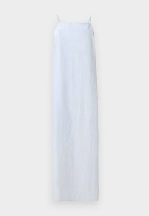 Ανοιχτό μπλε μακρύ φόρεμα, κατασκευασμένο από έναν λείο ύφασμα. Διαθέτει λεπτές τιράντες και απλή, ευθεία γραμμή χωρίς σχέδια ή διακοσμητικά στοιχεία.