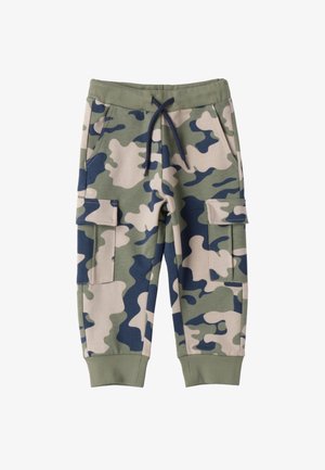 Pantaloni cargo mimetici verdi, beige e blu navy con vita con coulisse, tasche laterali con patta e polsini a costine.