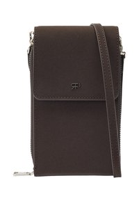 Brązowa torba na ramię wykonana z miękkiego materiału z klapą, zamkiem błyskawicznym z boku, regulowanym paskiem oraz wytłoczonym logo.