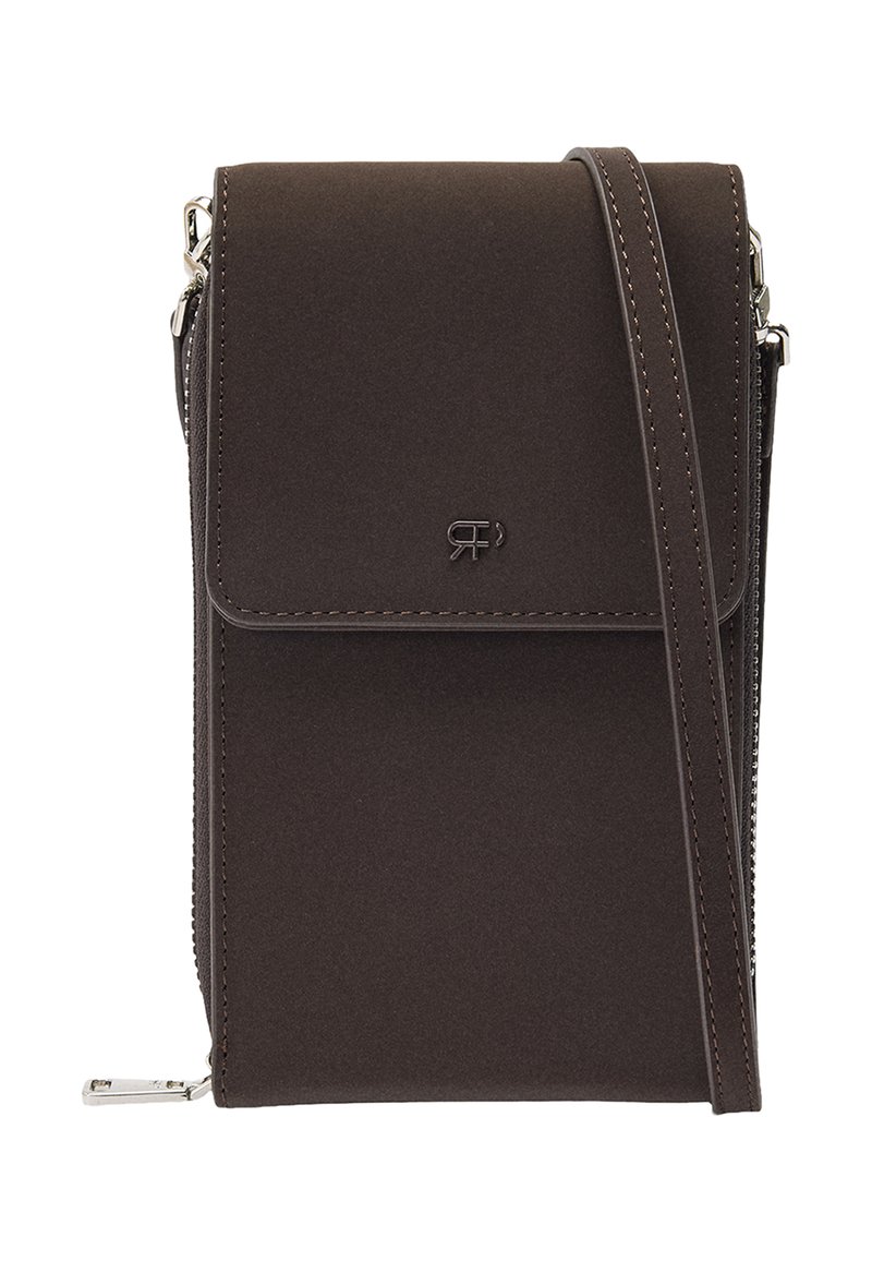 Brązowa torba na ramię wykonana z miękkiego materiału z klapą, zamkiem błyskawicznym z boku, regulowanym paskiem oraz wytłoczonym logo.