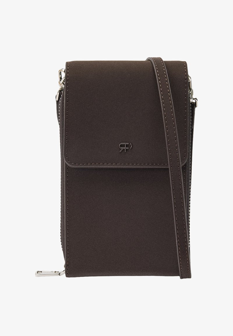 Brązowa torba na ramię wykonana z miękkiego materiału z klapą, zamkiem błyskawicznym z boku, regulowanym paskiem oraz wytłoczonym logo.