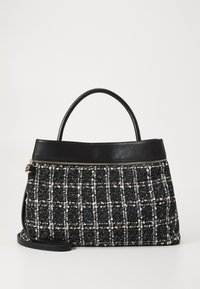 Sac à main tissé noir et blanc avec une forme structurée, doté d'un dessus en cuir, d'une fermeture éclair et d'une bandoulière amovible. Surface texturée avec un motif en grille.