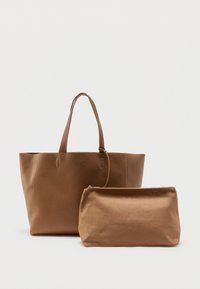 Καφέ τσάντα tote με υφή, δύο λαβές και αντίστοιχο φερμουάρ τσαντάκι, και τα δύο με τη σήμανση "Stylein", παρουσιάζονται σε λευκό φόντο.