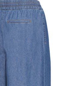 Dongeribukser i lyseblå med elastisk linning og en enkelt baklomme med flat design. Glatt tekstur, rett ben.