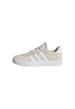 Sneaker beige in camoscio dalla tomaia bassa con suola in gomma bianca, lacci bianchi e tre strisce bianche lungo il lato.