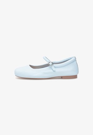 Ballerine in pelle color azzurro chiaro con punta arrotondata, caratterizzate da una singola fascia regolabile con fibbia circolare argentata e suola piatta marrone.